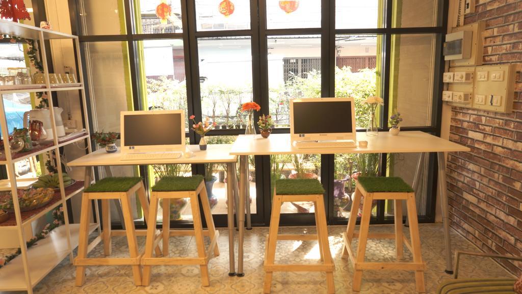 Tiger Lily Hostel Bangkok Exteriör bild