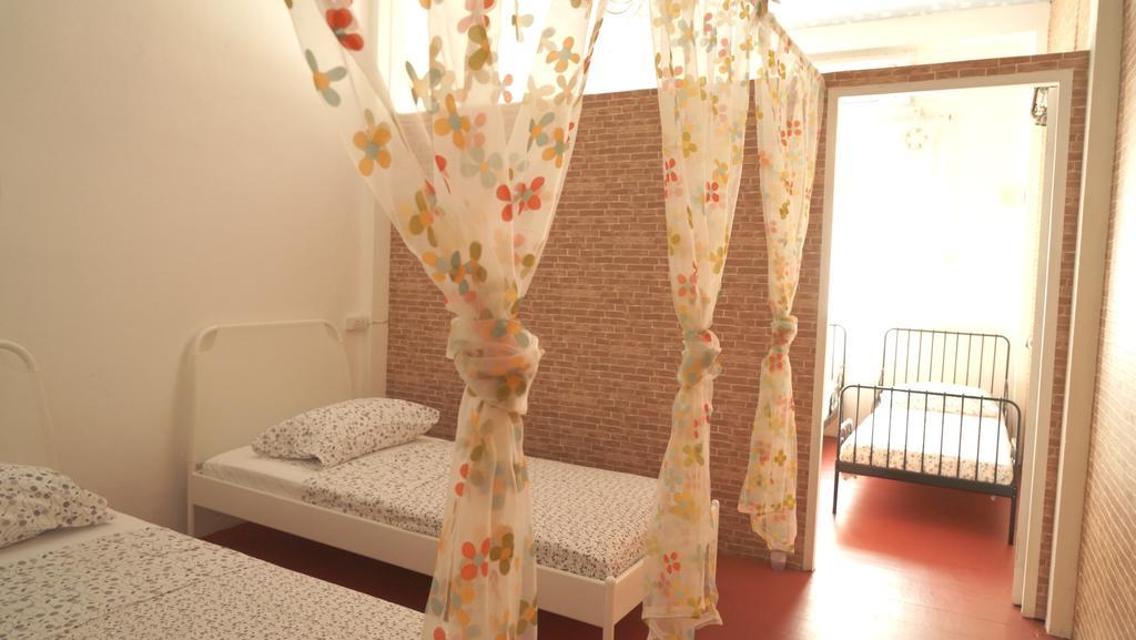 Tiger Lily Hostel Bangkok Rum bild