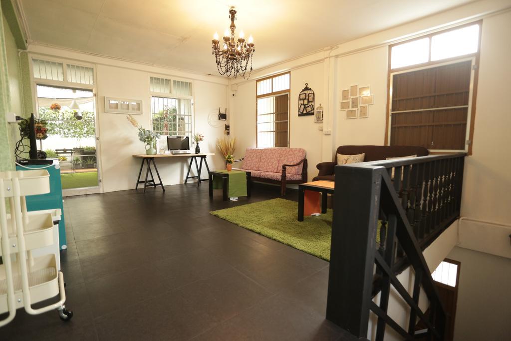 Tiger Lily Hostel Bangkok Exteriör bild