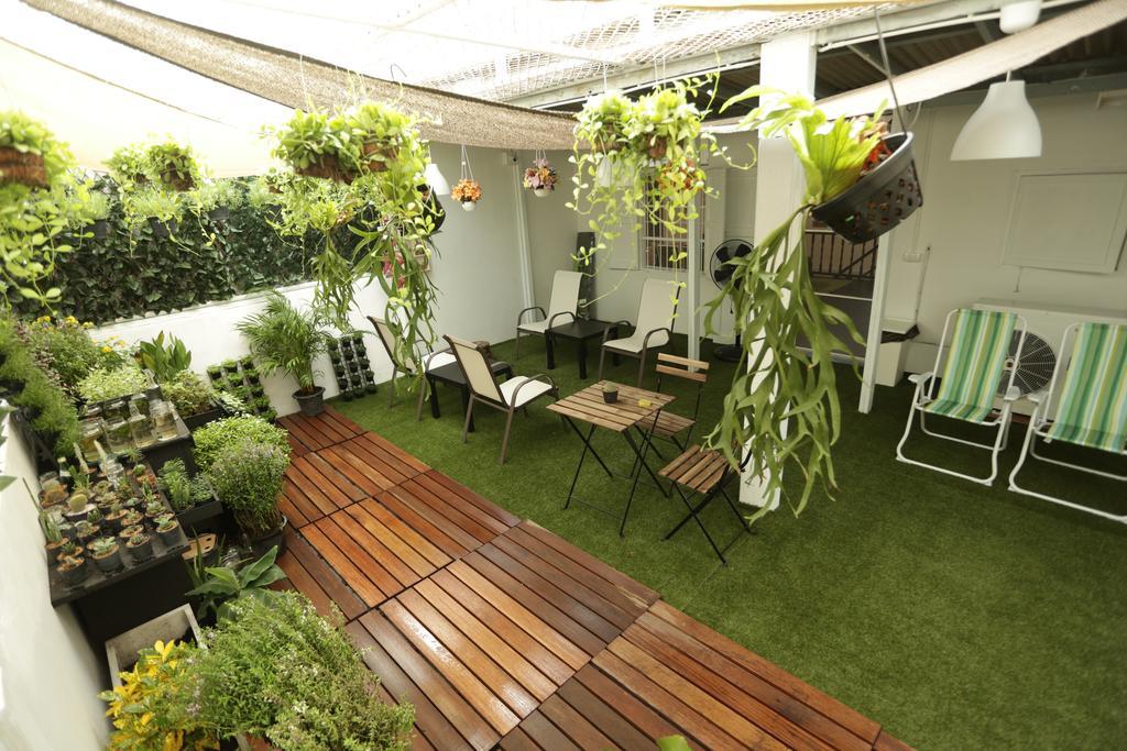 Tiger Lily Hostel Bangkok Exteriör bild