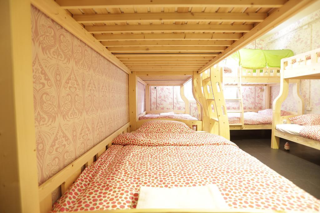 Tiger Lily Hostel Bangkok Rum bild