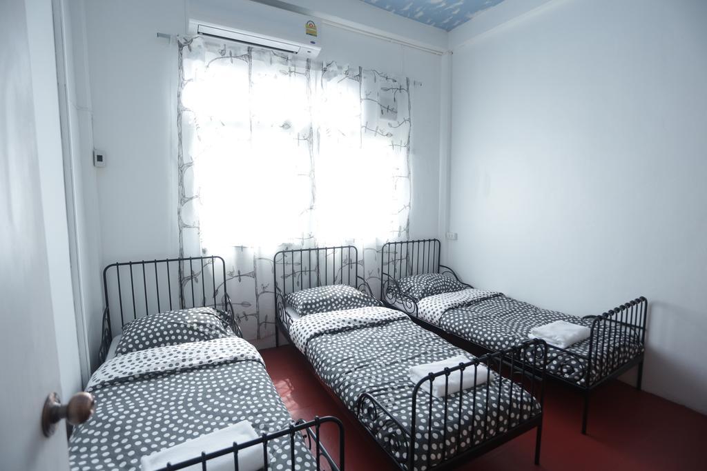 Tiger Lily Hostel Bangkok Exteriör bild