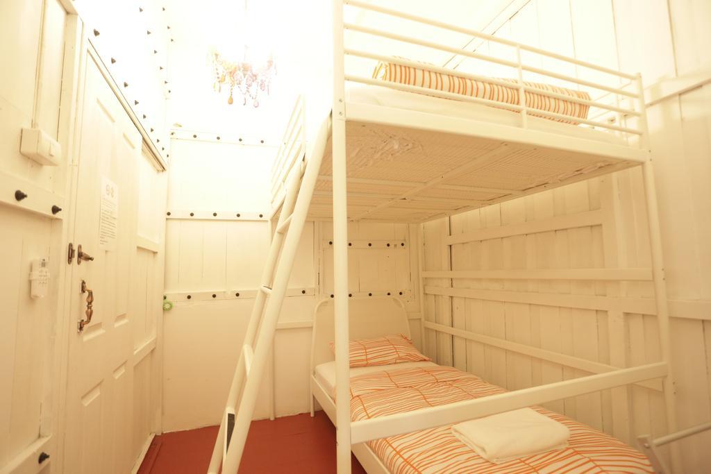 Tiger Lily Hostel Bangkok Rum bild