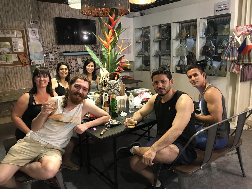 Tiger Lily Hostel Bangkok Exteriör bild